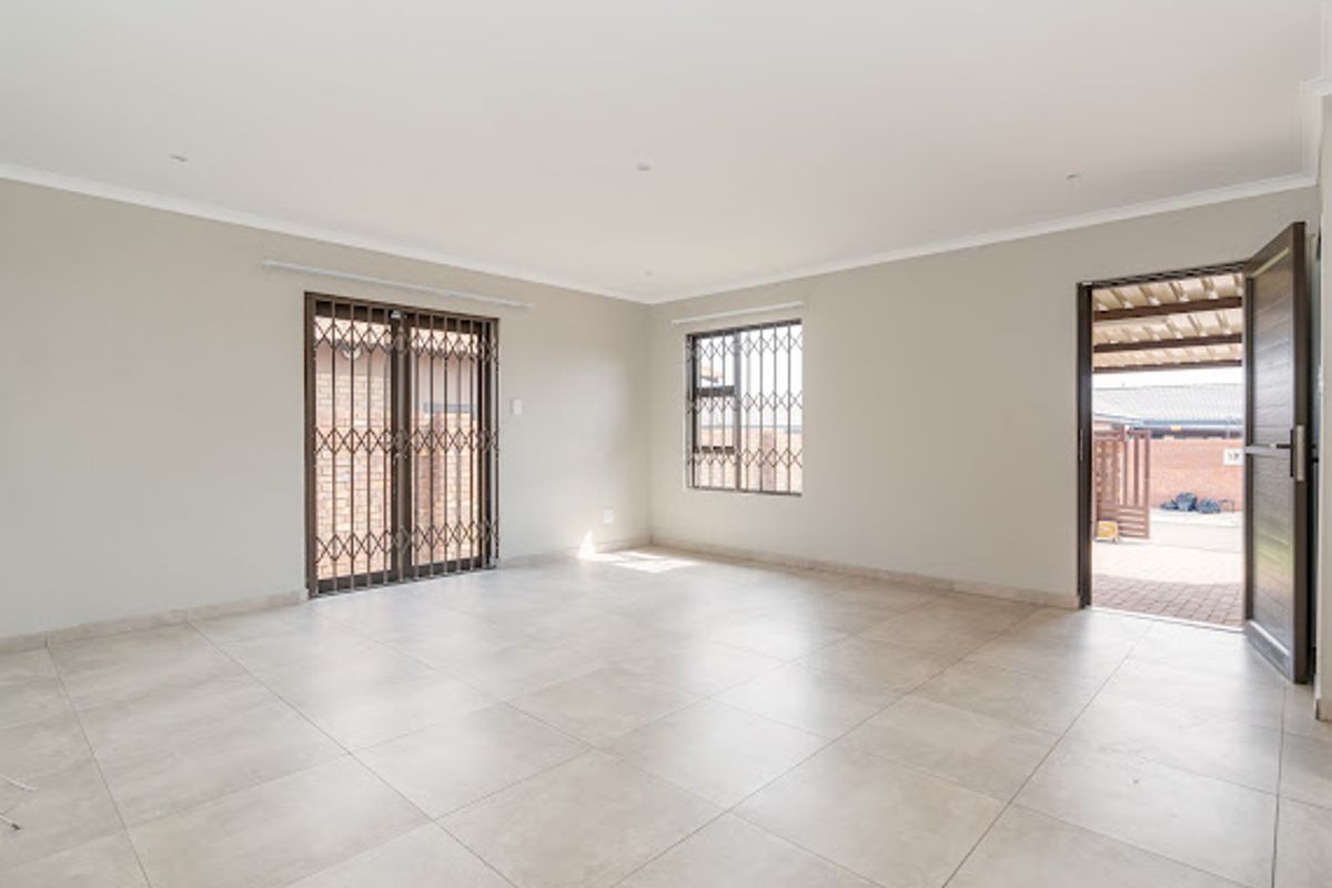 Modern beautiful home for sale in Silkaatzkop - Photo 3