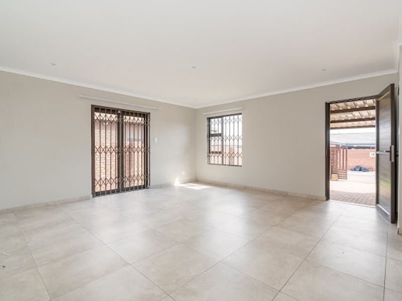 Modern beautiful home for sale in Silkaatzkop - Photo 3