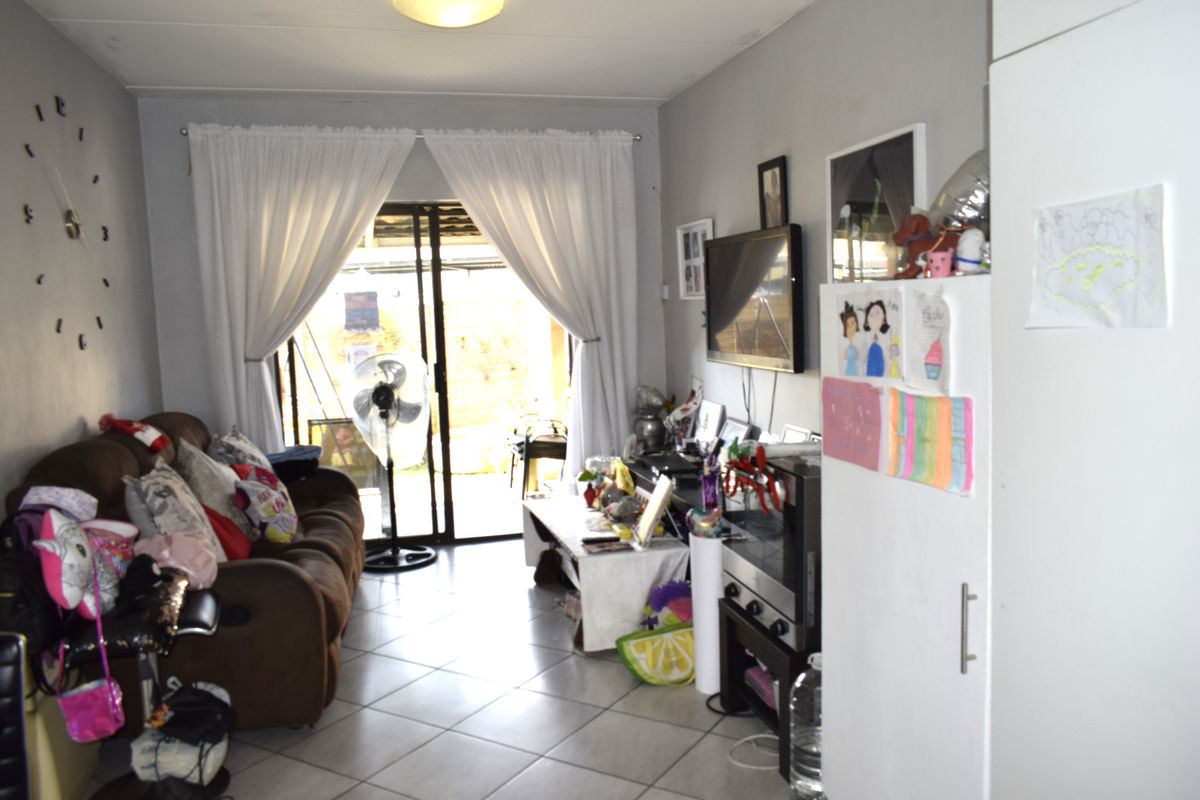Modern ground townhouse 2 bedroom for sale in Parkrand. - Photo 3