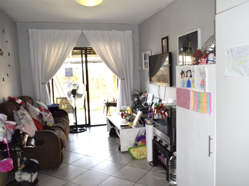 Modern ground townhouse 2 bedroom for sale in Parkrand. - Photo 3