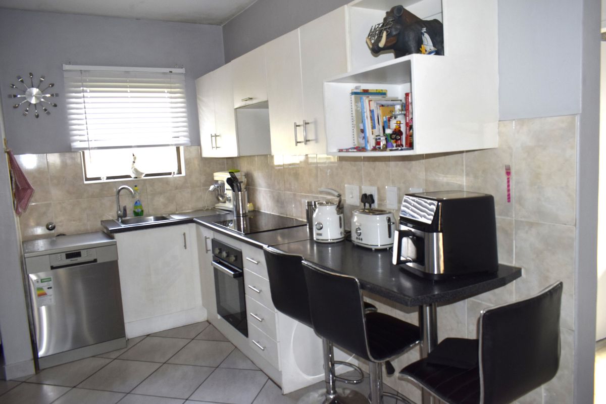 Modern ground townhouse 2 bedroom for sale in Parkrand. - Photo 5