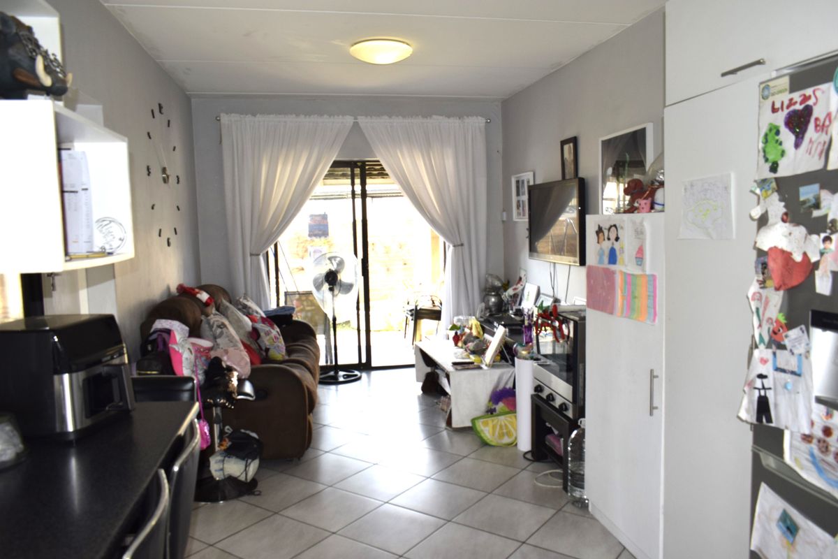 Modern ground townhouse 2 bedroom for sale in Parkrand. - Photo 2