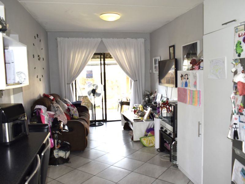 Modern ground townhouse 2 bedroom for sale in Parkrand. - Photo 2