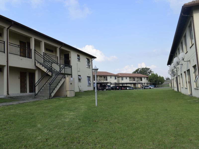 Modern ground townhouse 2 bedroom for sale in Parkrand. - Photo 10