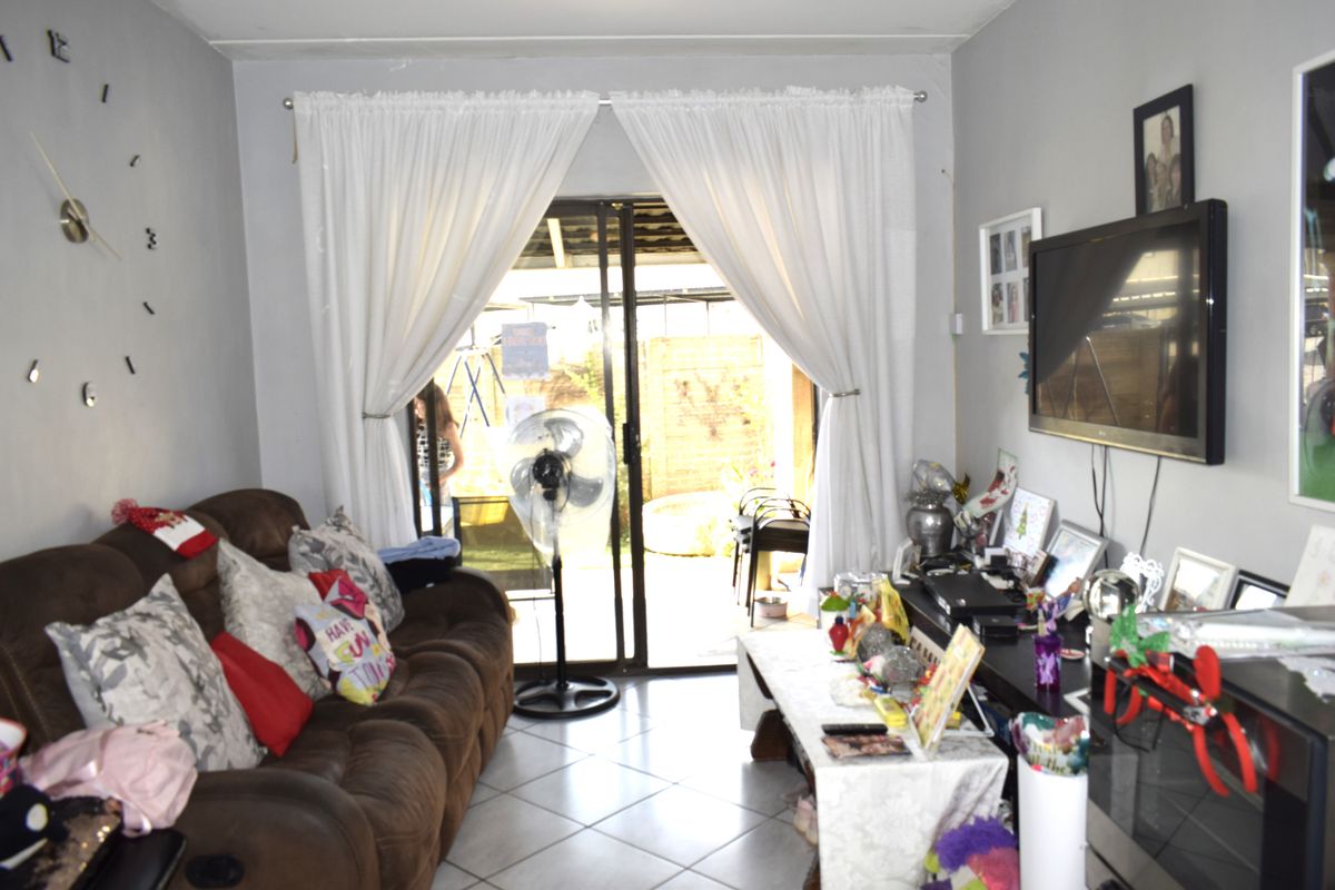 Modern ground townhouse 2 bedroom for sale in Parkrand. - Photo 4