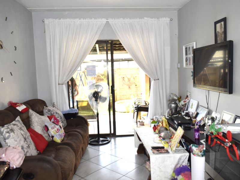 Modern ground townhouse 2 bedroom for sale in Parkrand. - Photo 4