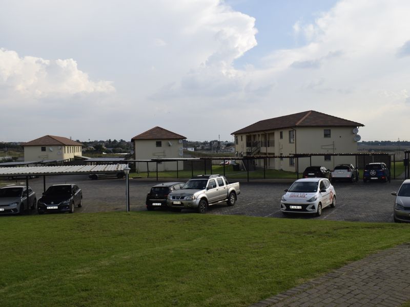 Modern ground townhouse 2 bedroom for sale in Parkrand. - Photo 9