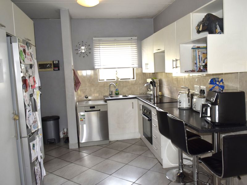 Modern ground townhouse 2 bedroom for sale in Parkrand. - Photo 8