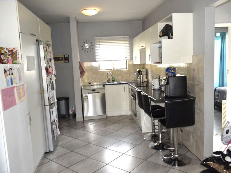 Modern ground townhouse 2 bedroom for sale in Parkrand. - Photo 7