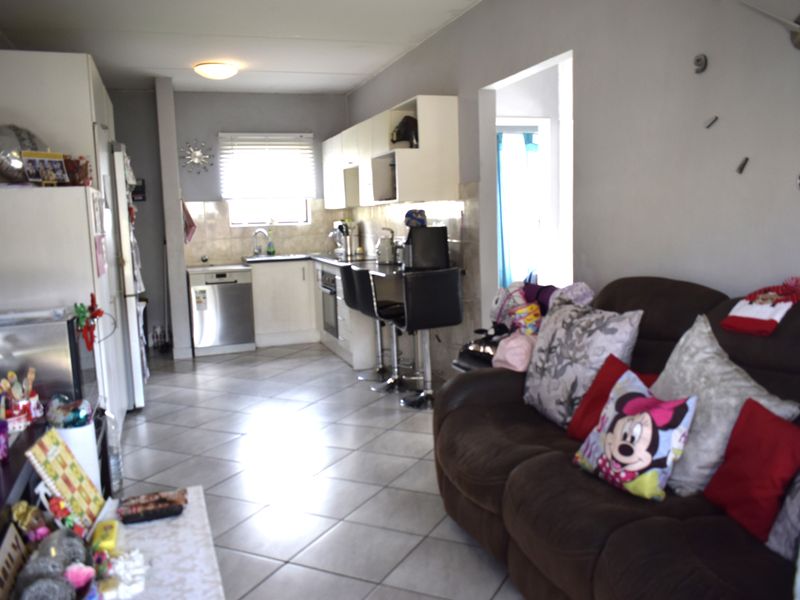 Modern ground townhouse 2 bedroom for sale in Parkrand. - Photo 6