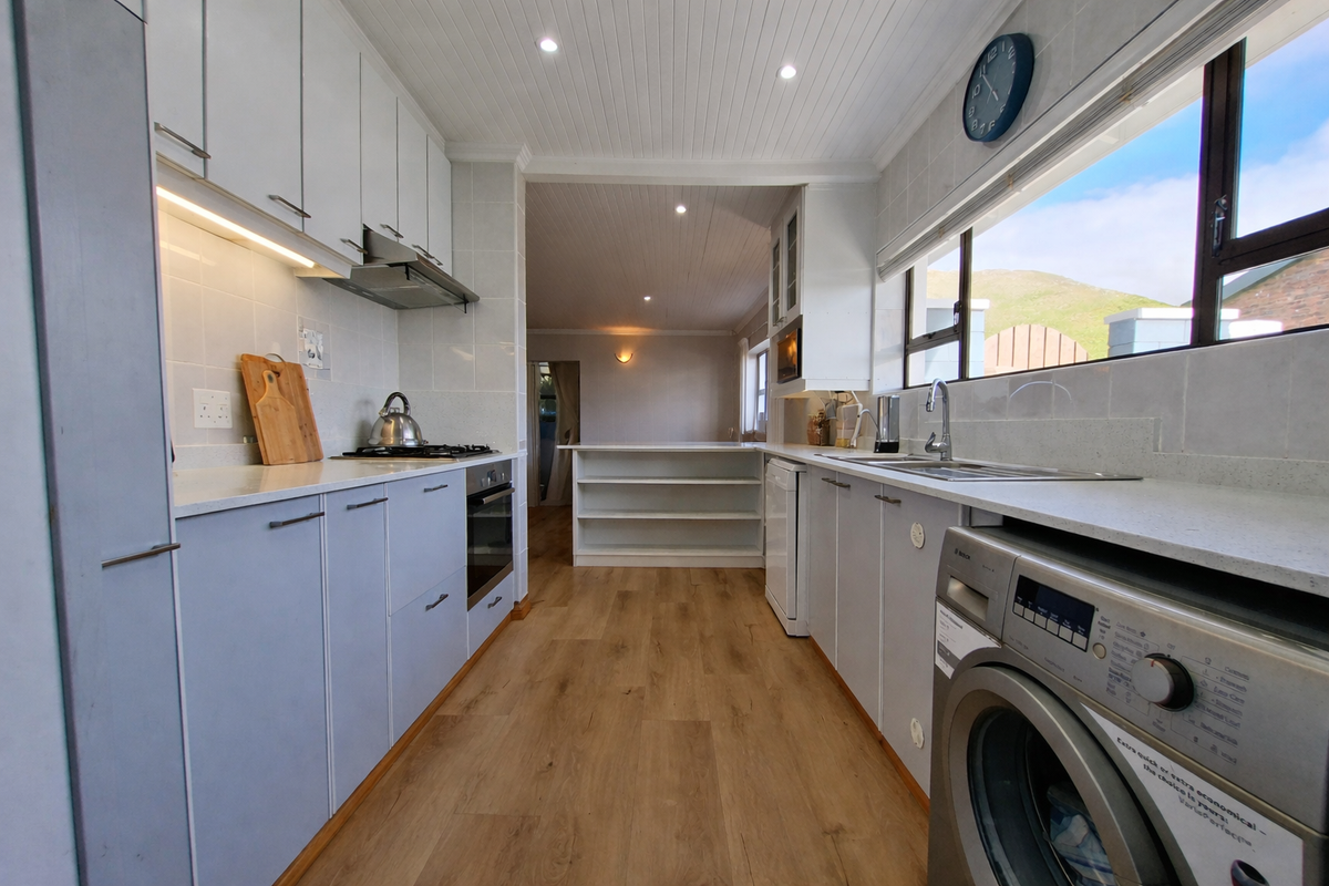 A Very Neat, Move-In Ready Property with 2 flats in Pringle Bay For Sale - Photo 3