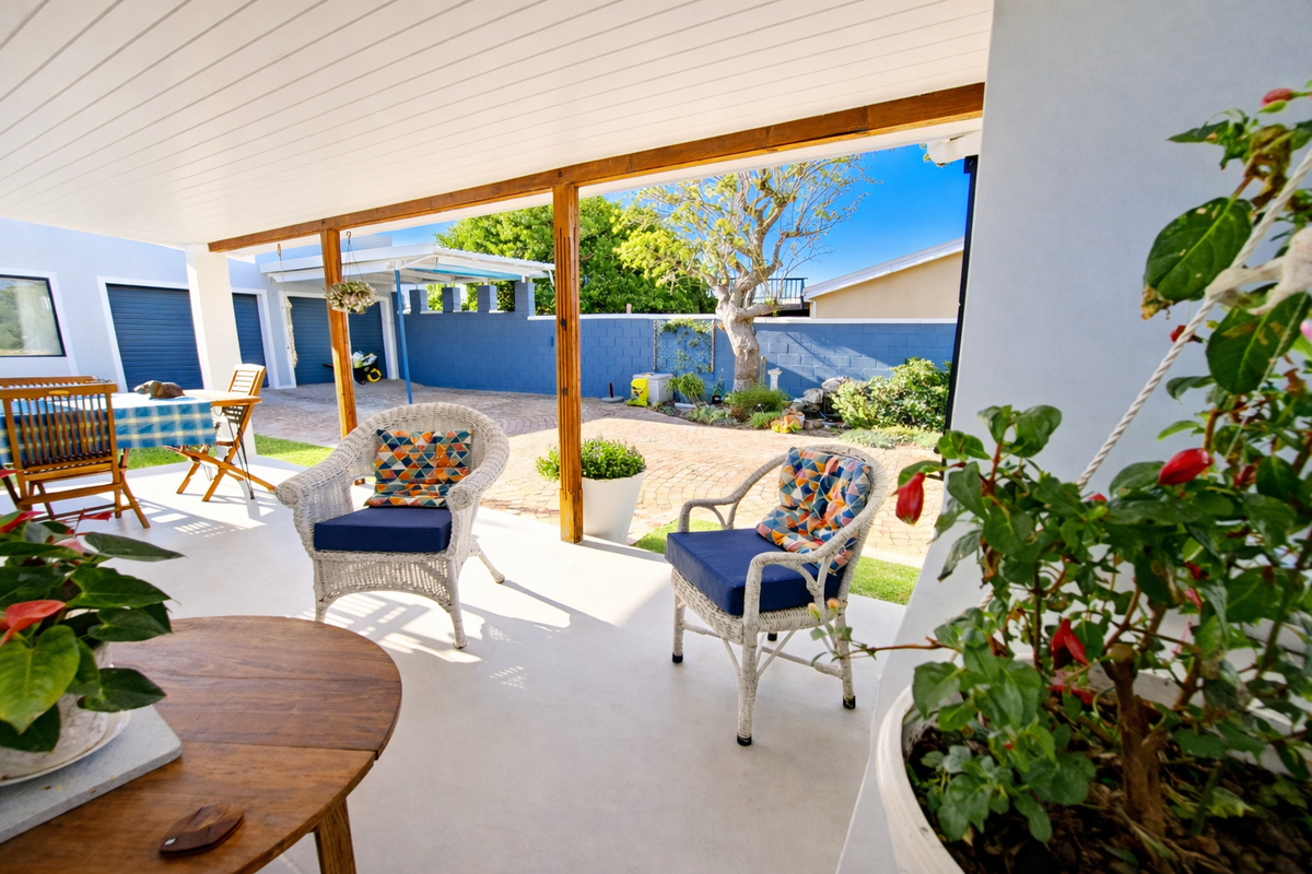 A Very Neat, Move-In Ready Property with 2 flats in Pringle Bay For Sale - Photo 2