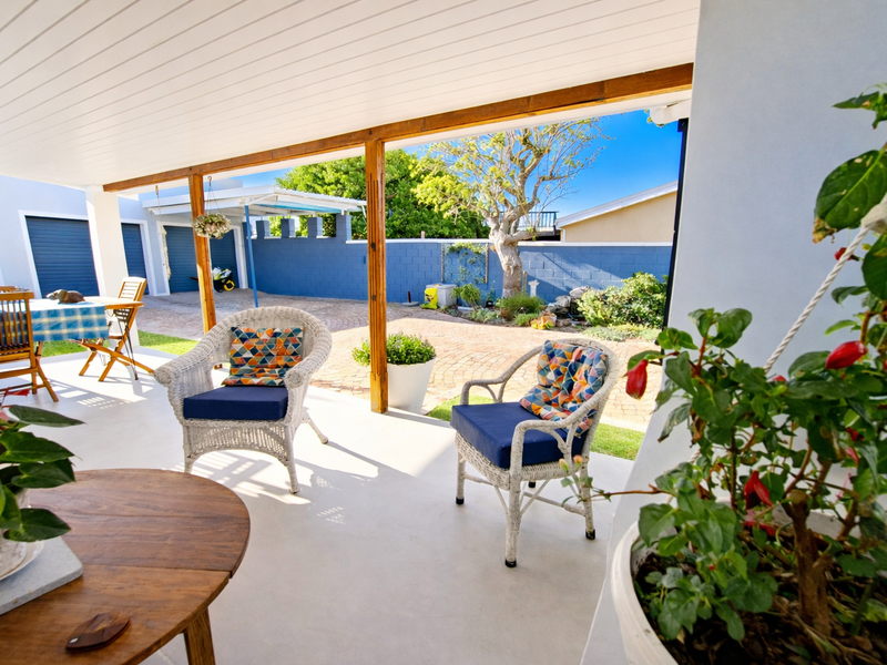 A Very Neat, Move-In Ready Property with 2 flats in Pringle Bay For Sale - Photo 2