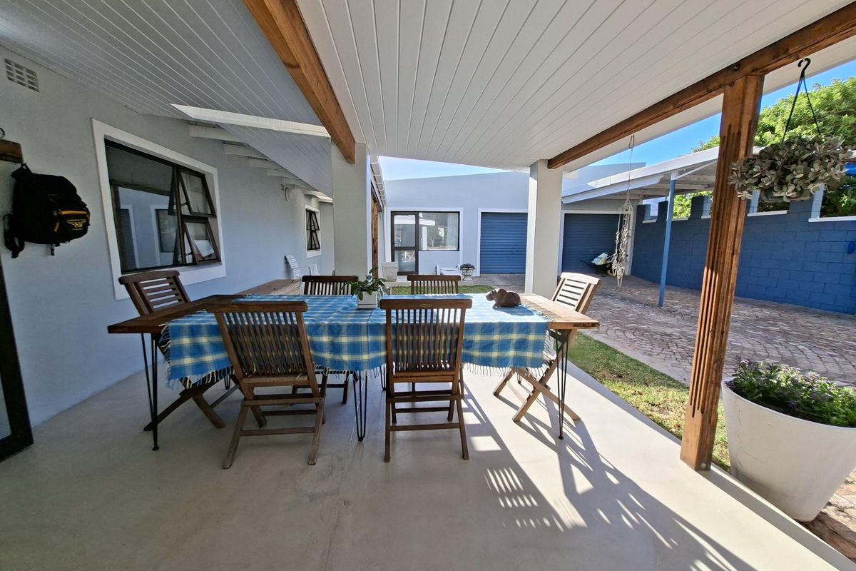 A Very Neat, Move-In Ready Property with 2 flats in Pringle Bay For Sale - Photo 5