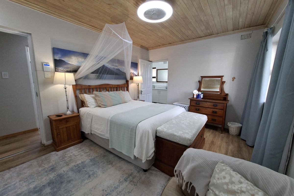 A Very Neat, Move-In Ready Property with 2 flats in Pringle Bay For Sale - Photo 4