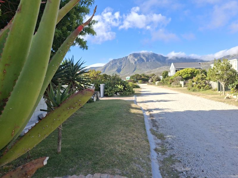 A Very Neat, Move-In Ready Property with 2 flats in Pringle Bay For Sale - Photo 9
