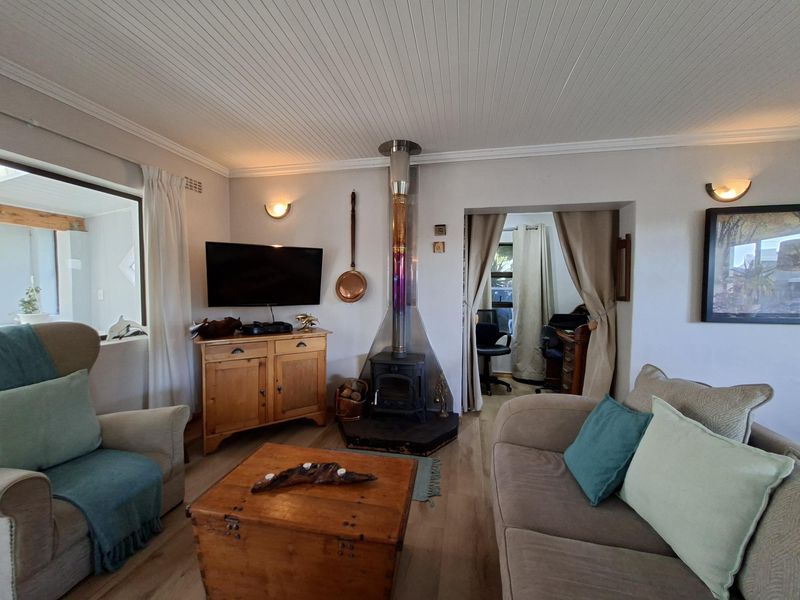 A Very Neat, Move-In Ready Property with 2 flats in Pringle Bay For Sale - Photo 10