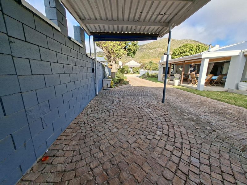 A Very Neat, Move-In Ready Property with 2 flats in Pringle Bay For Sale - Photo 8