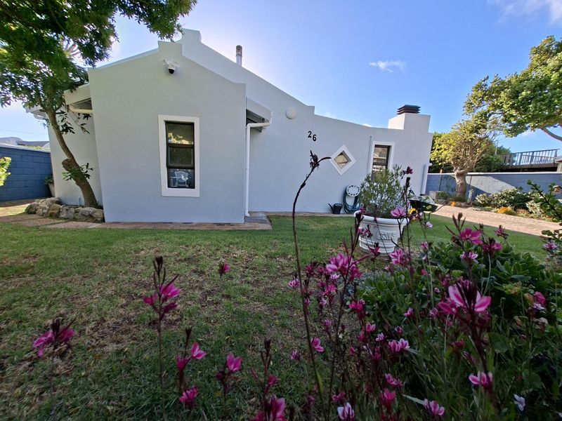 A Very Neat, Move-In Ready Property with 2 flats in Pringle Bay For Sale - Photo 7