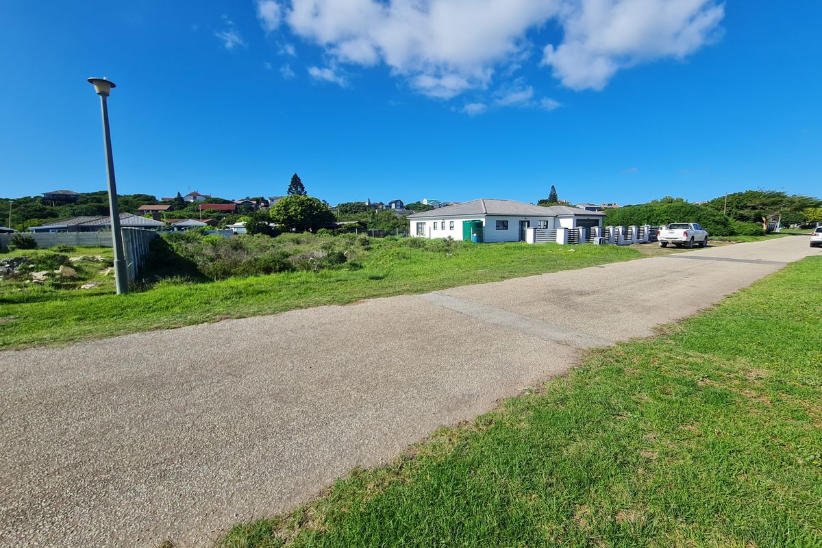 Large Level Stand with Easy Walk to the Beach in Paradise Beach, Jeffreys Bay - Photo 2