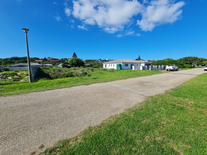 Large Level Stand with Easy Walk to the Beach in Paradise Beach, Jeffreys Bay - Photo 2
