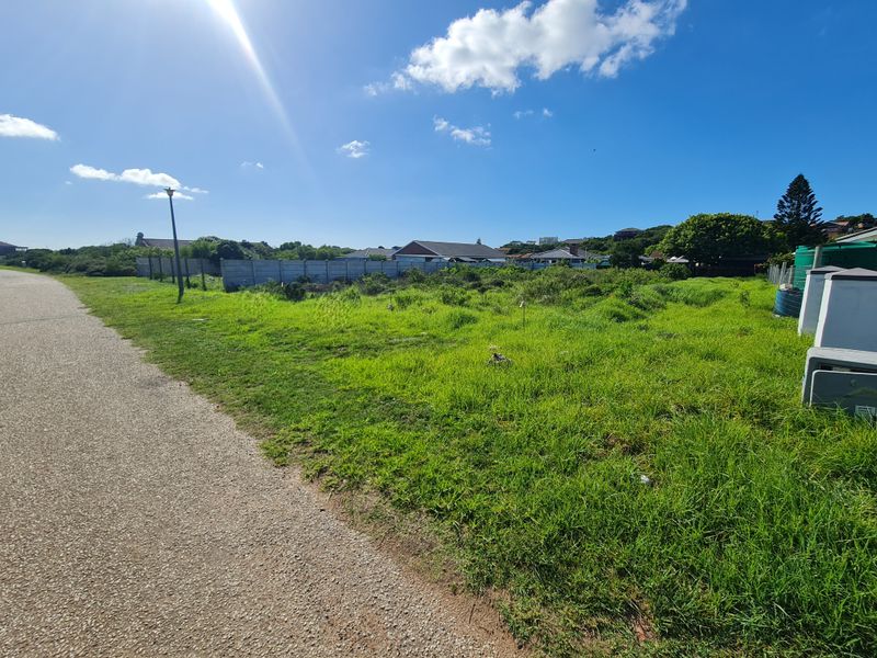 Large Level Stand with Easy Walk to the Beach in Paradise Beach, Jeffreys Bay - Photo 5