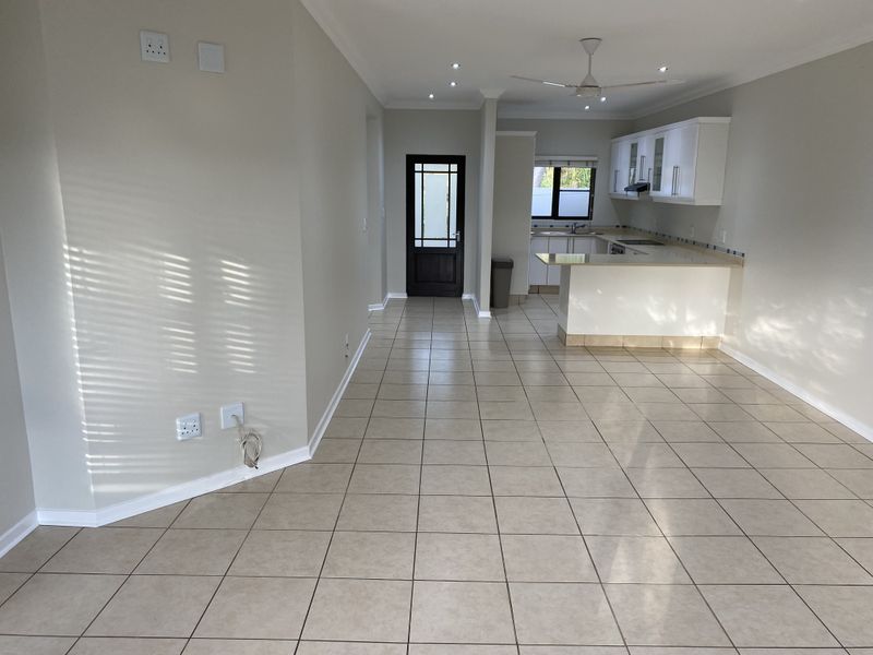 Garden Townhouse Retreat - Photo 7