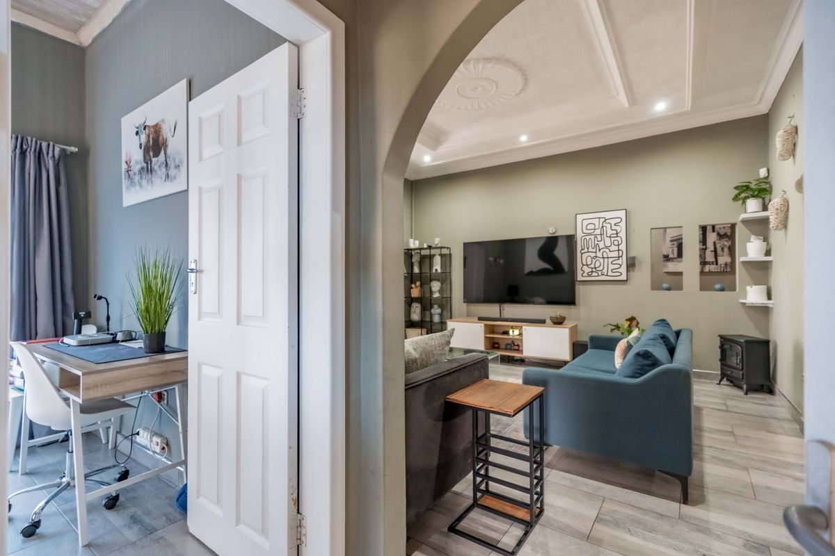 Modern, Spacious - lovely family home - Photo 3