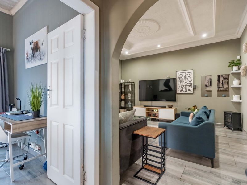 Modern, Spacious - lovely family home - Photo 3