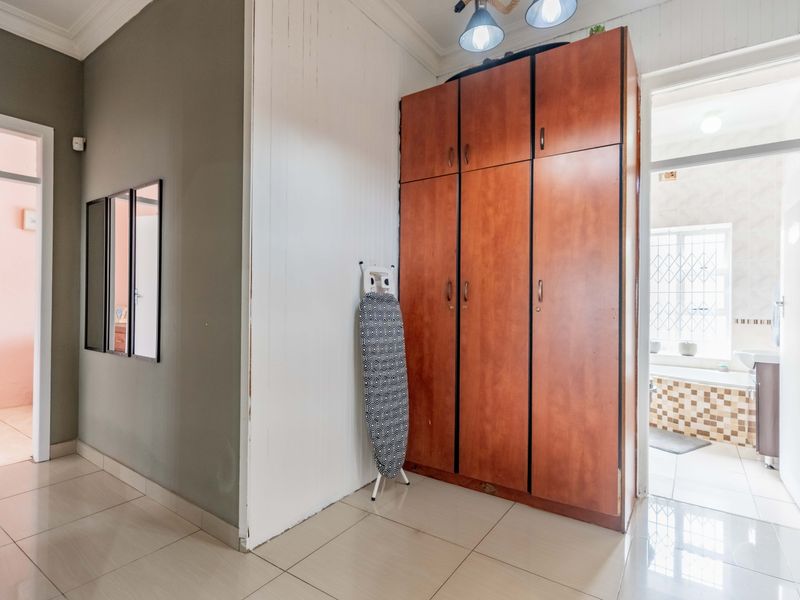 Modern, Spacious - lovely family home - Photo 10