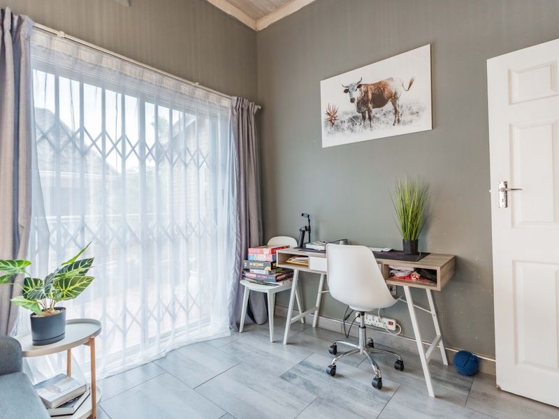 Modern, Spacious - lovely family home - Photo 9