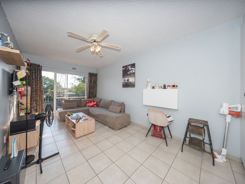 Neat and Spacious 1-Bedroom Apartment in Central Edenvale - Photo 2