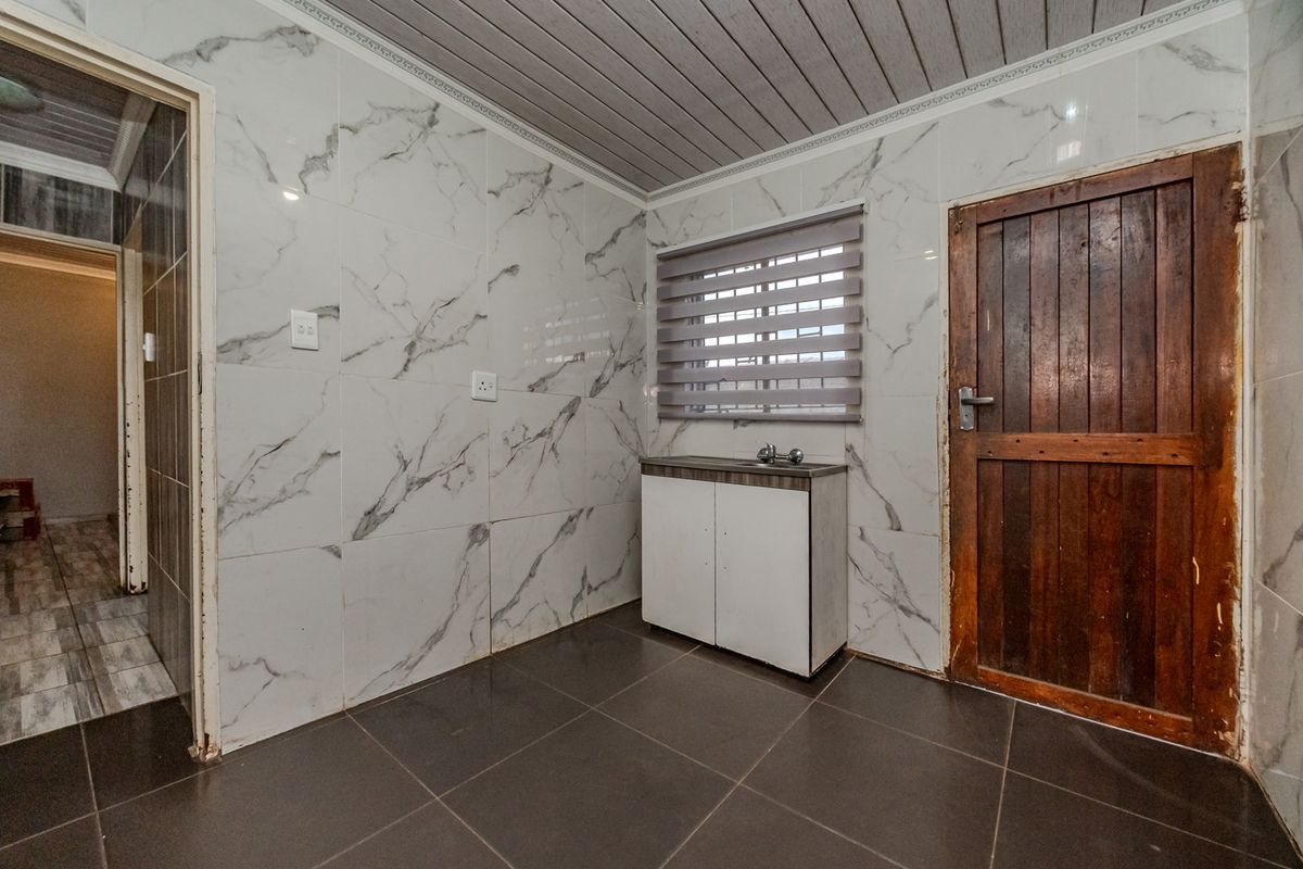 Discover Your Dream Home in Mohlakeng, Randfontein! - Photo 4