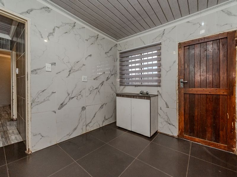 Discover Your Dream Home in Mohlakeng, Randfontein! - Photo 4