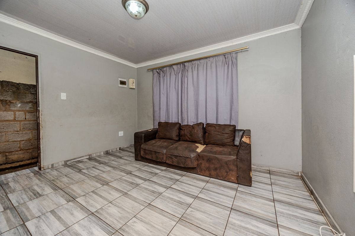 Discover Your Dream Home in Mohlakeng, Randfontein! - Photo 5