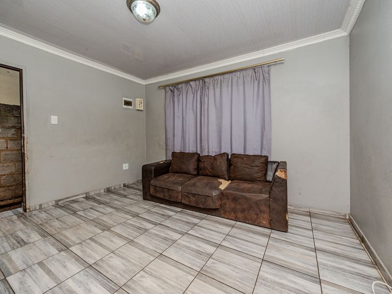 Discover Your Dream Home in Mohlakeng, Randfontein! - Photo 5