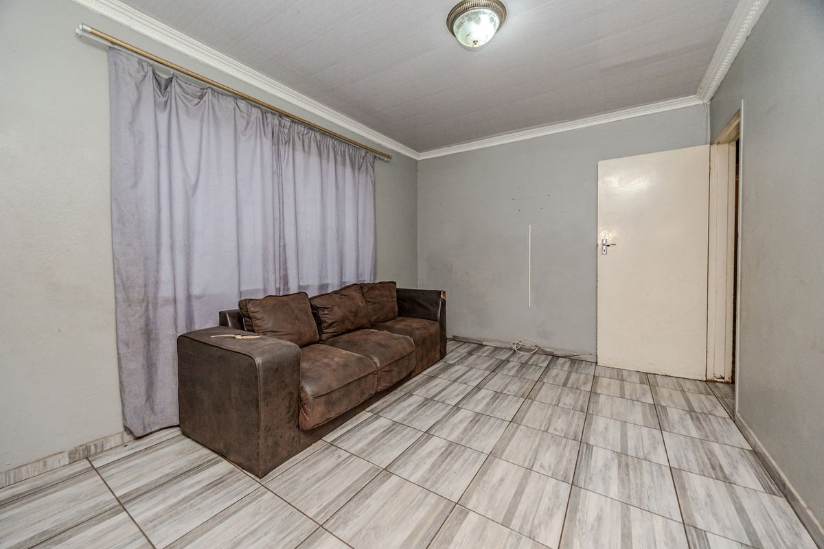 Discover Your Dream Home in Mohlakeng, Randfontein! - Photo 3