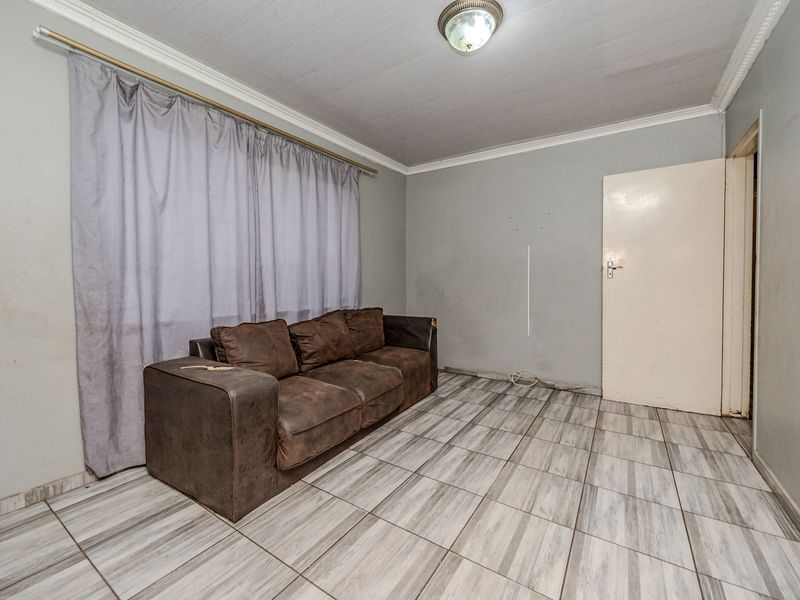 Discover Your Dream Home in Mohlakeng, Randfontein! - Photo 3