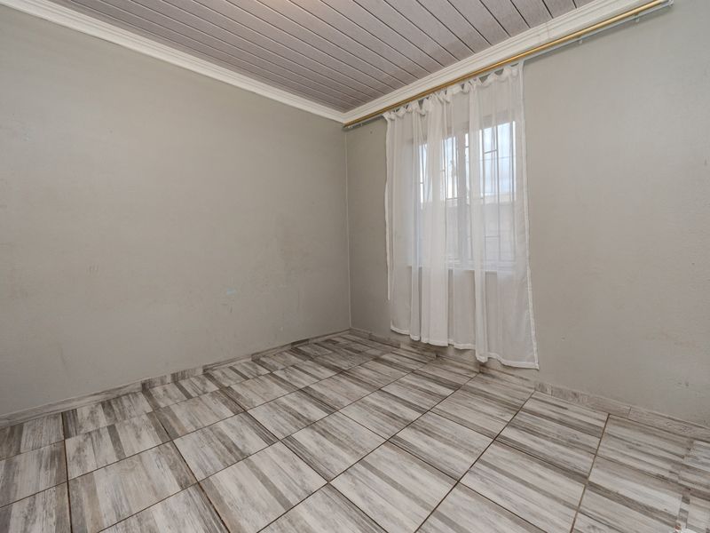 Discover Your Dream Home in Mohlakeng, Randfontein! - Photo 8