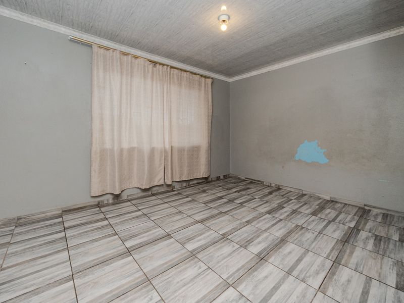 Discover Your Dream Home in Mohlakeng, Randfontein! - Photo 9
