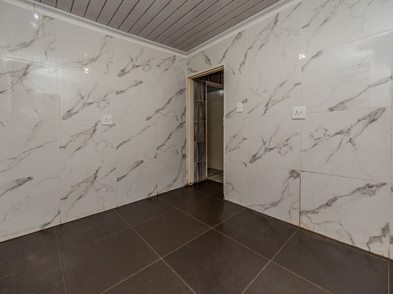 Discover Your Dream Home in Mohlakeng, Randfontein! - Photo 6