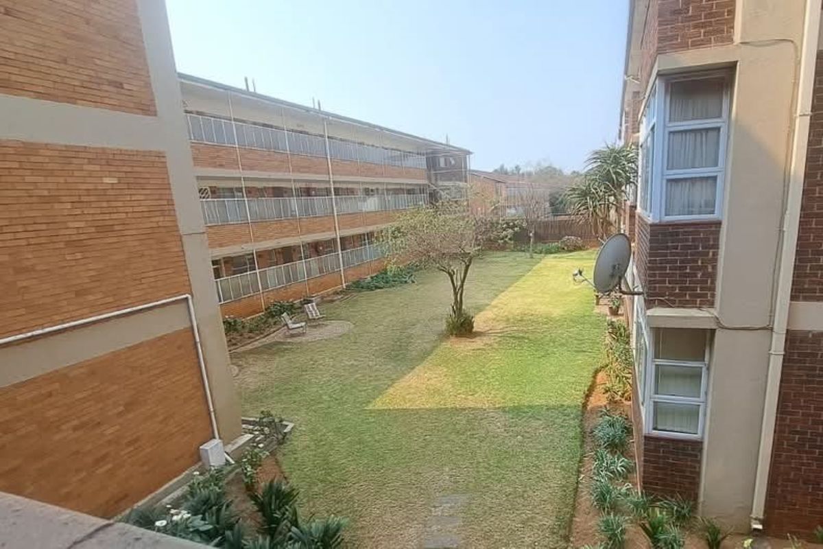 Lovely 100sqm lake view apartment in Everglade Gardens in Denlee - Photo 2