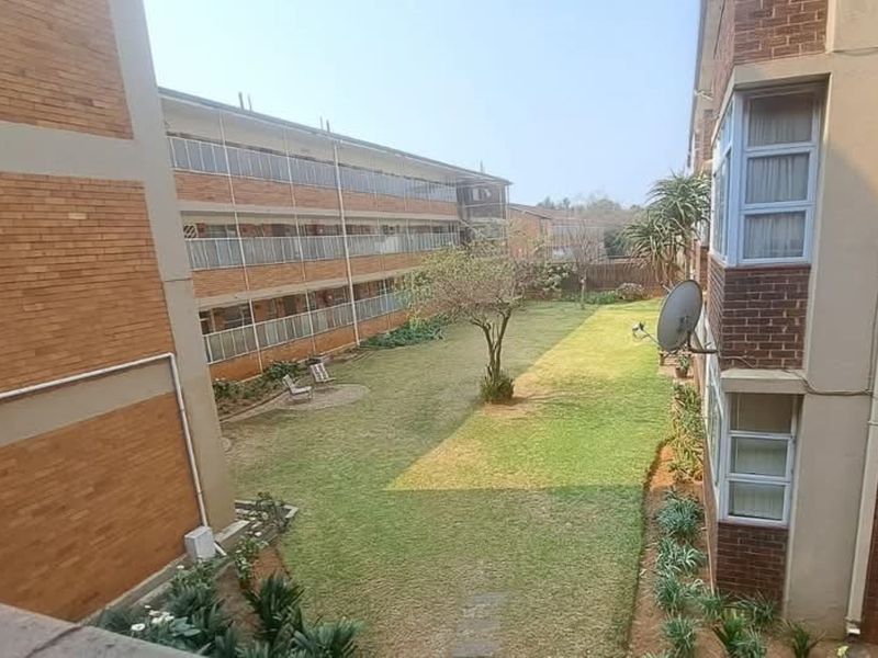 Lovely 100sqm lake view apartment in Everglade Gardens in Denlee - Photo 2