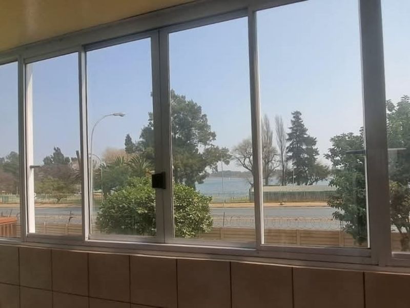 Lovely 100sqm lake view apartment in Everglade Gardens in Denlee - Photo 8