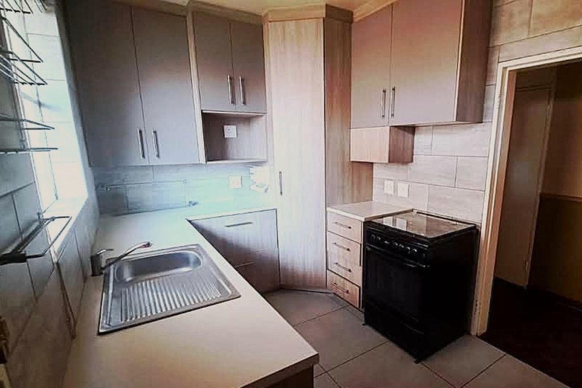 Lovely 100sqm lake view apartment in Everglade Gardens in Denlee - Photo 3