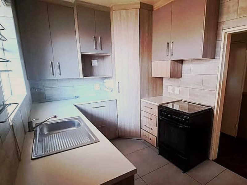 Lovely 100sqm lake view apartment in Everglade Gardens in Denlee - Photo 3