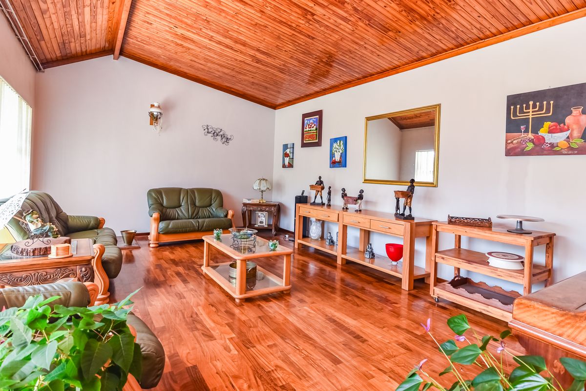 Spacious 4 Bedroomed House With Some Extra Features For Those Needing More. - Photo 4