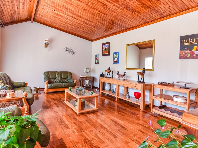 Spacious 4 Bedroomed House With Some Extra Features For Those Needing More. - Photo 4