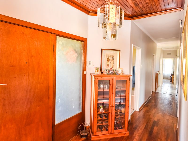 Spacious 4 Bedroomed House With Some Extra Features For Those Needing More. - Photo 5