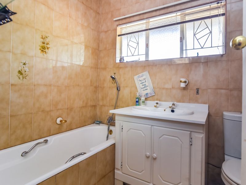 Spacious 4 Bedroomed House With Some Extra Features For Those Needing More. - Photo 10